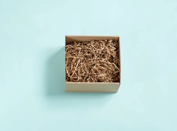 Mavi Zemin Üzerinde Kağıt Kamış Olan Kahverengi Kutuyu Geri Dönüştürme — Stok fotoğraf