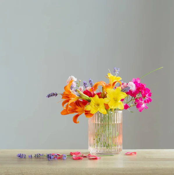 Letnie Kwiaty Szklanym Wazonie Drewnianej Półce — Zdjęcie stockowe