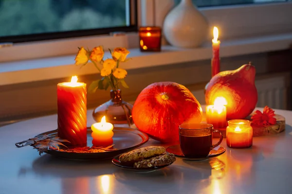 Podzimní Zátiší Dýněmi Hořícími Svíčkami Šálkem Čaje — Stock fotografie