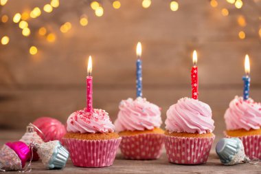 cupcakes karanlık eski ahşap arka plan üzerinde