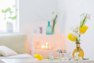 Beyaz iç kısımlarında bahar çiçekleri olan Paskalya süslemeleri.