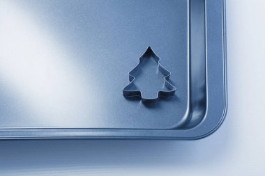 Metal kurabiye keskisi ve siyah kabartma levhası.