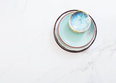 Beyaz mermer masada çeşitli seramik tabaklar