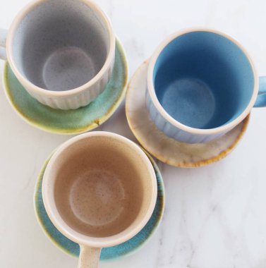 çok renkli seramik bardaklar ve beyaz mermer tabaklar