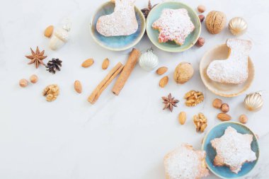 Beyaz mermer masada noel kurabiyeleri