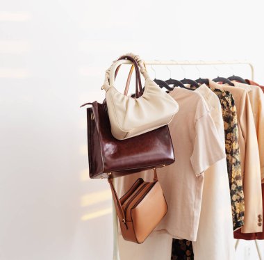 Beyaz odada kadın bej kapsül yaz gardırobu