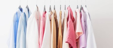 Beyaz odada kadın gardırobu