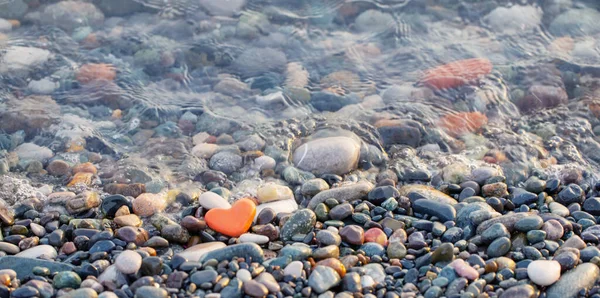 Pedra Vermelha Forma Coração Praia Por Mar — Fotografia de Stock