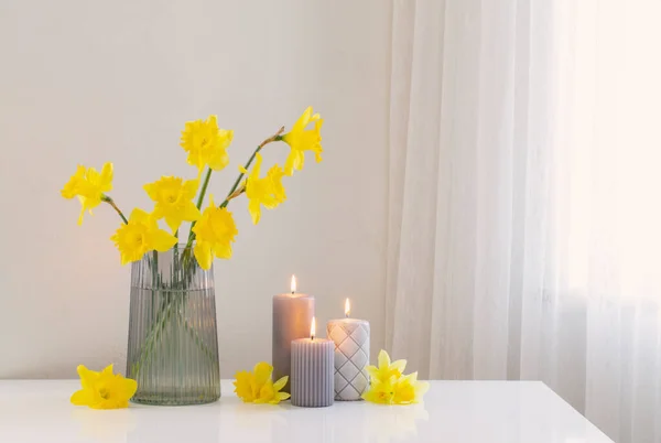 Gele Lente Narcissen Glazen Vaas Met Brandende Kaarsen Witte Achtergrond — Stockfoto