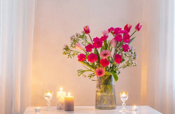 Roze Bloemen Glas Moderne Vaas Met Brandende Kaarsen Wit Interieur — Stockfoto