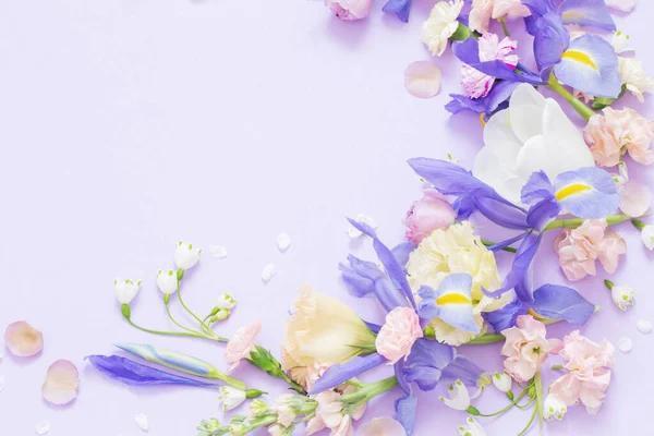 紙の背景に美しい春の花 — ストック写真
