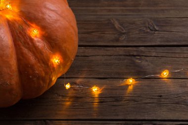 Elektrik çelenkleriyle Cadılar Bayramı