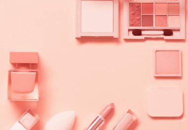 Pastel arka planda parfümlü dekoratif kozmetik.