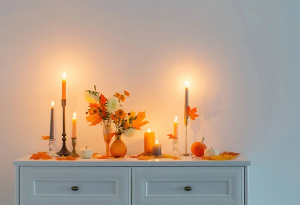 Piękny Jesienny Wystrój Domu Płonącymi Świecami Białym Wnętrzu — Zdjęcie stockowe