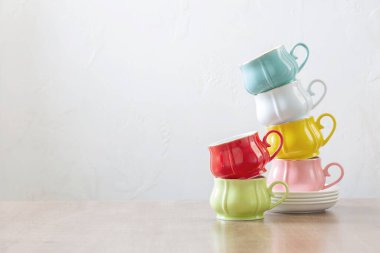 beyaz arkaplan üzerinde ahşap masa üzerinde farklı fincan grupları