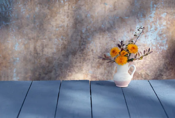 Хризантема Цветы Кувшине Заднем Плане Старой Стены Солнечном Свете — стоковое фото