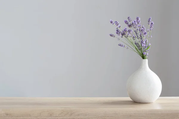 Квіти Лаванди Керамічній Вазі Сірому Фоні — стокове фото