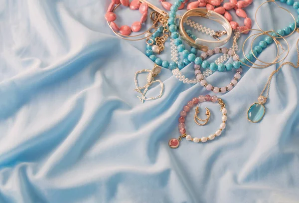 蓝色面料上的不同女性珠宝 — 图库照片