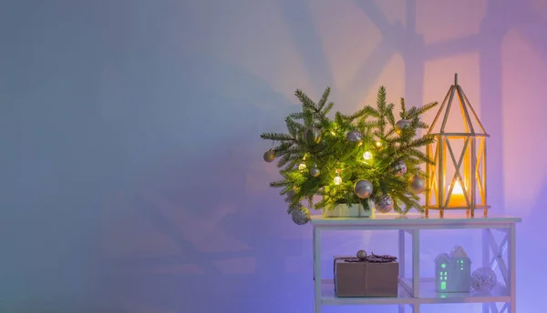 Рождественское Оформление Еловых Ветвей Фоне Разноцветной Светящейся Стены — стоковое фото