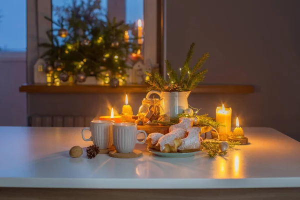 Dos Tazas Con Productos Horneados Caseros Navidad Cocina Con Decoración —  Fotos de Stock