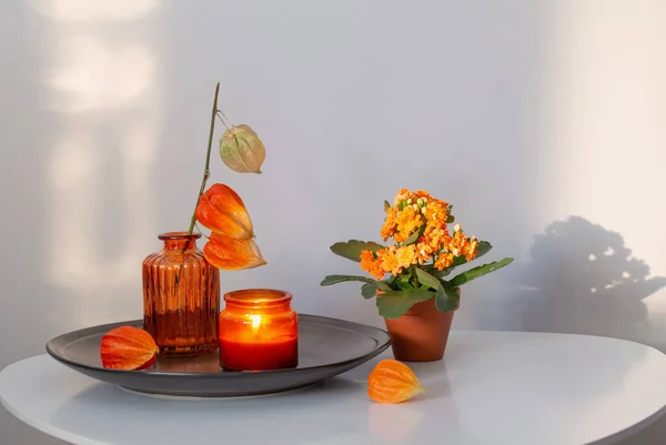 Sonbahar Durgun Yaşamı Çiçekler Mumlarla Beyaz Masada — Stok fotoğraf