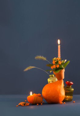 Sonbahar, koyu mavi arka planda sakin bir hayat.