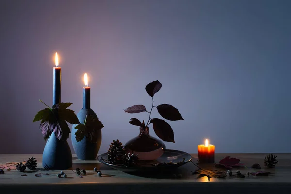 背景墙上的木制架子上挂着蜡烛的秋天深色装饰 — 图库照片