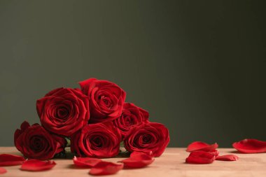 Yeşil arka planda kırmızı güller