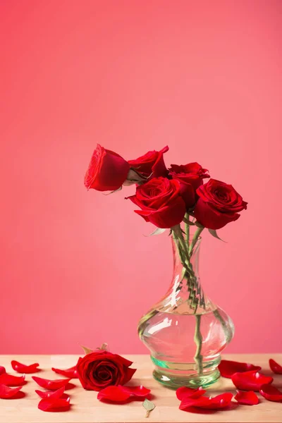 Κόκκινα Τριαντάφυλλα Γυάλινο Βάζο Κόκκινο Φόντο — Φωτογραφία Αρχείου