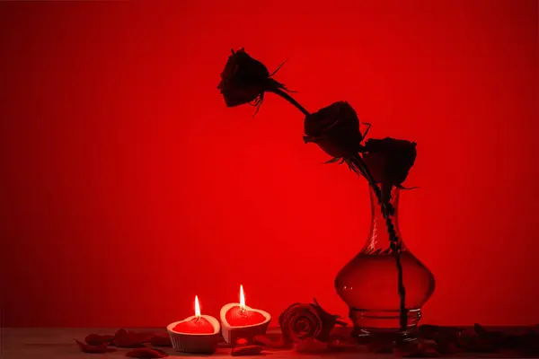 Silhouette Roses Vase Burning Candles Red Background — Stock Photo, Image