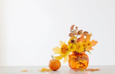 beyaz arkaplanda turuncu sonbahar buketi