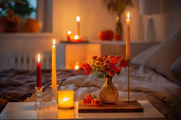 秋天的菊花插在花瓶里 卧室里点着蜡烛 — 图库照片