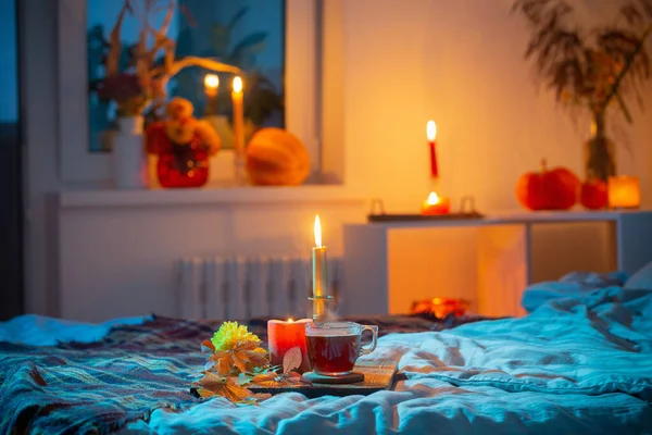 Yatak Odasında Yanan Mumlarla Bir Fincan Çay — Stok fotoğraf