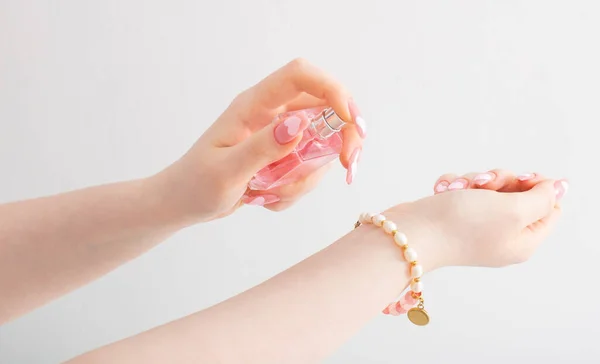Mains Féminines Avec Flacon Parfum Sur Fond Blanc — Photo