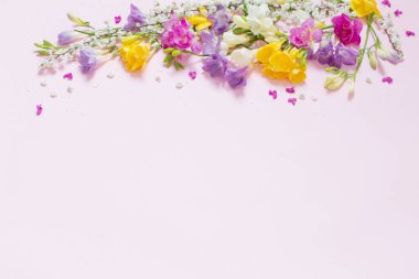 Pastel pembe arka planda bahar çiçekleri