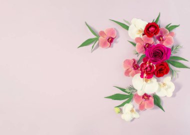 Renkli kağıtta yaz çiçeklerinin deseni