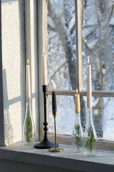 Gammalt Fönster Med Vinterlandskap Och Brinnande Ljus Fönsterbrädan — Stockfoto