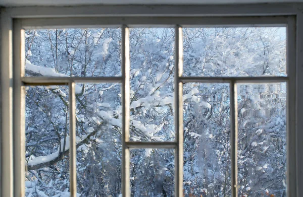 Stare Okno Śnieżnym Pięknym Krajobrazem — Zdjęcie stockowe