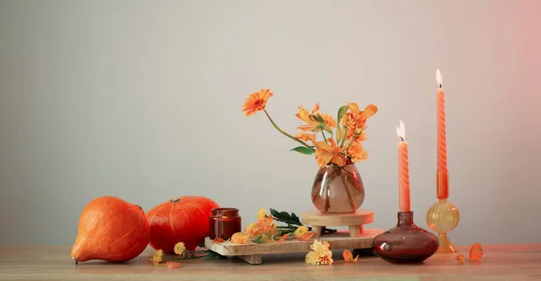 Herbst Stillleben Auf Holzregal Hintergrundwand — Stockfoto
