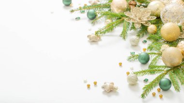 Beyaz arkaplanda altın ve yeşil noel süslemeleri
