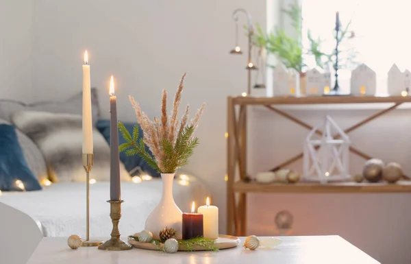 Brandende Kaarsen Met Kerstdecor Wit Knus Interieur — Stockfoto