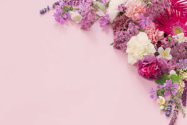 Hermosas Flores Verano Sobre Fondo Papel Rosa —  Fotos de Stock