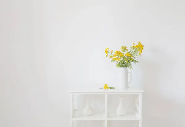 黄色野生の夏の花でジャグの白いヴィンテージインテリア — ストック写真