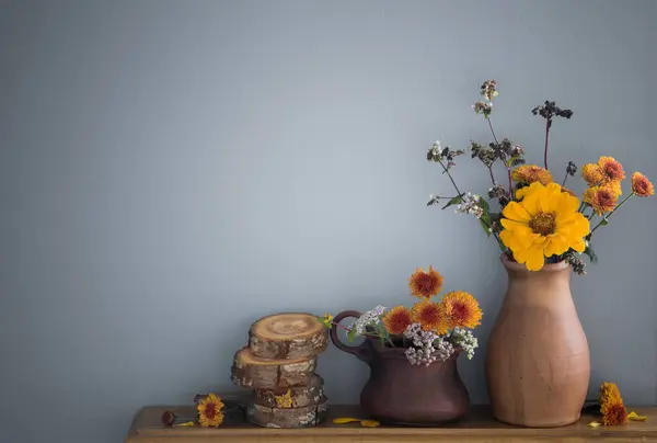 背景灰墙上的乡村陶瓷花瓶中的秋天花朵 — 图库照片