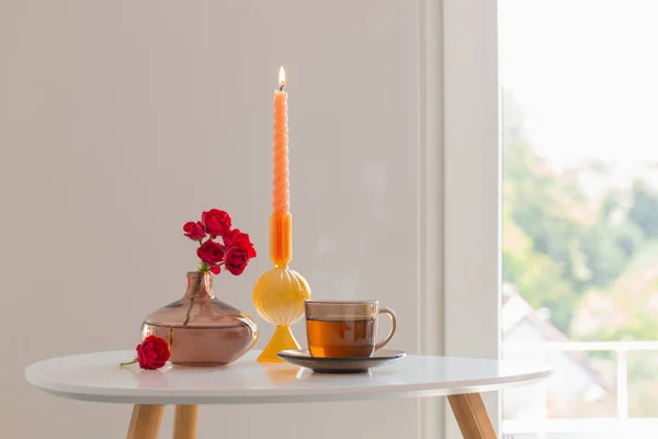 Tasse Tee Und Rosenstrauß Weißen Inneren — Stockfoto