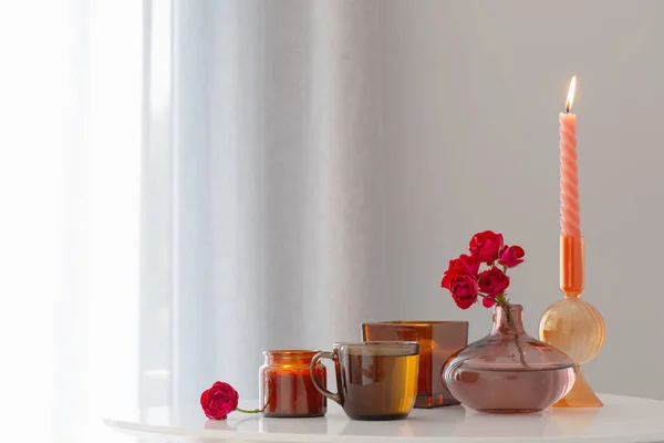 白い内装のお茶とバラの花束 — ストック写真