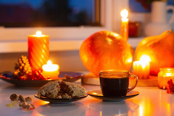 秋天的静谧与南瓜 燃烧的蜡烛和一杯茶 — 图库照片
