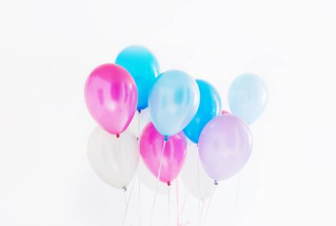 Beyaz arkaplanda mavi ve pembe balonlar