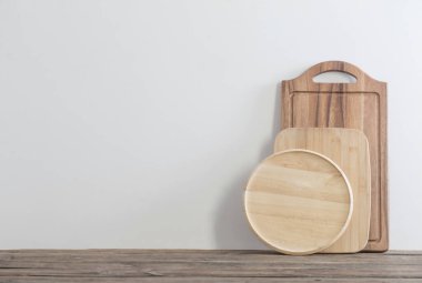 Arkaplan beyaz duvarda tahta tahta kesme tahtası