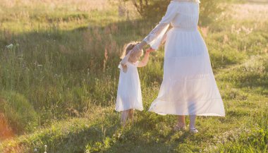 Anne ve kızı üzerine yaz çayır